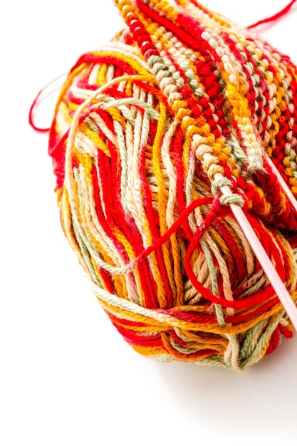 Zbliżenie haftu z kolorowymi nićmi